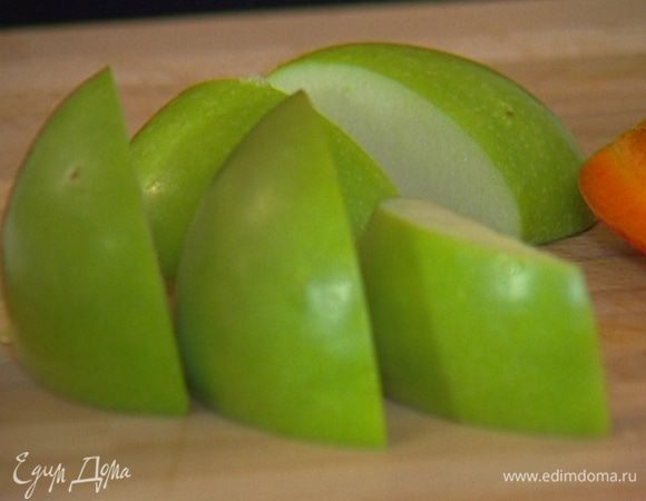 Яблоко нарезать такими же кубиками.
