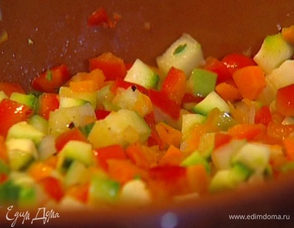 Влить бальзамический уксус, перемешать и томить еще 5−7 минут до готовности овощей — они должны сохранить форму кубиков, а не превратиться в пюре. 