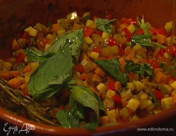 Добавить порванный руками базилик, сбрызнуть оливковым маслом и подавать.