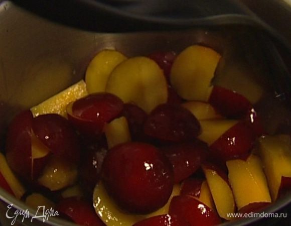 Сливы, удалив косточки, крупно нарезать, добавить в кастрюлю и томить около 20 минут. 