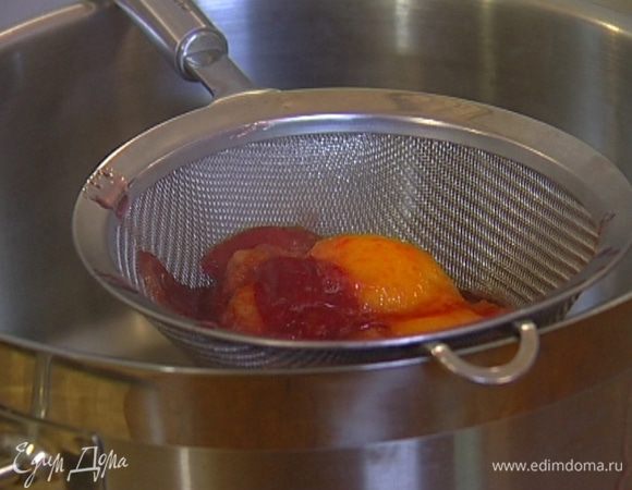 Протереть сливы через сито, влить в получившуюся массу джин и Cointreau и перемешать. 