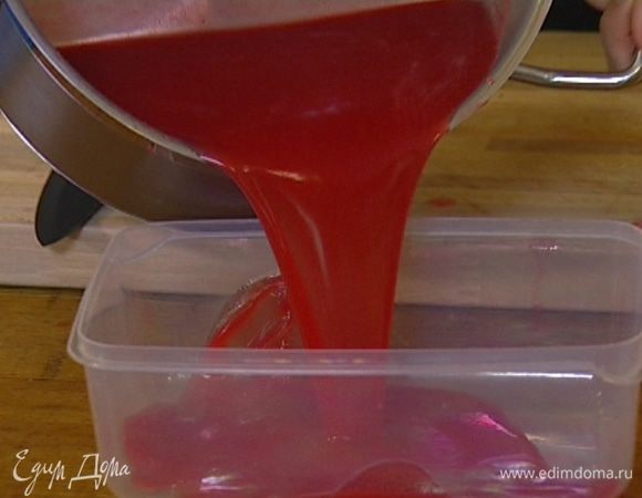 Остудить, перелить в пластиковый контейнер с крышкой и поставить в морозилку минимум на 4 часа. Каждый час перемешивать сорбе деревянной ложкой, чтобы масса осталась однородной.