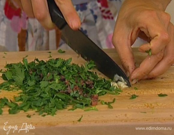 Анчоусы просушить бумажным полотенцем, разобрать на филе и мелко порубить вместе с петрушкой и чесноком.