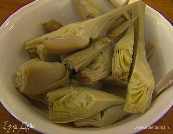 Артишоки разрезать вдоль на 6−8 частей.