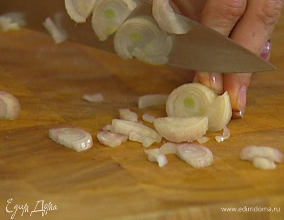 Лук-шалот почистить и нарезать тонкими полукольцами.