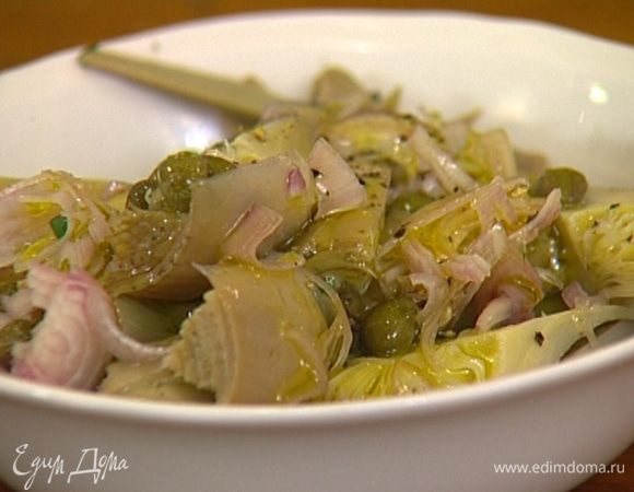 Смешать артишоки, лук-шалот и каперсы, сбрызнуть соком лимона, поперчить, добавить 3 ст. ложки оливкового масла.