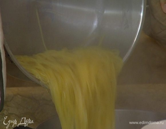 Спагетти отварить в подсоленной воде согласно инструкции на упаковке, затем воду слить и сохранить.