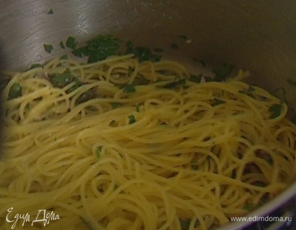 Добавить в спагетти анчоусы с петрушкой и 2 ст. ложки воды, в которой макароны варились, затем артишоки с луком и каперсами.