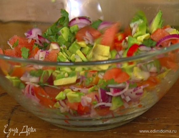 Все подготовленные овощи соединить и перемешать с зеленью.