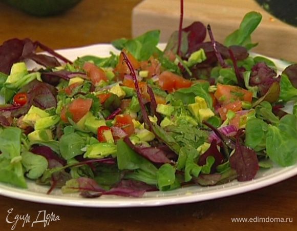 Салатный микс выложить на большое блюдо, сверху разложить половину порубленных овощей, все слегка сбрызнуть оливковым маслом и соком лимона, посолить и поперчить.