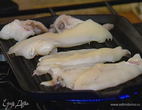 Сильно разогреть сковороду-гриль и обжаривать кальмаров по 1 минуте с каждой стороны.