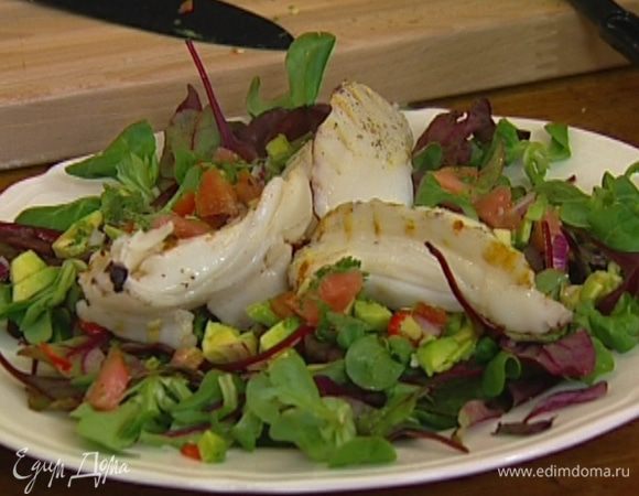 Выложить кальмаров на салат, сбрызнуть лимонным соком и оливковым маслом, поперчить и посолить.