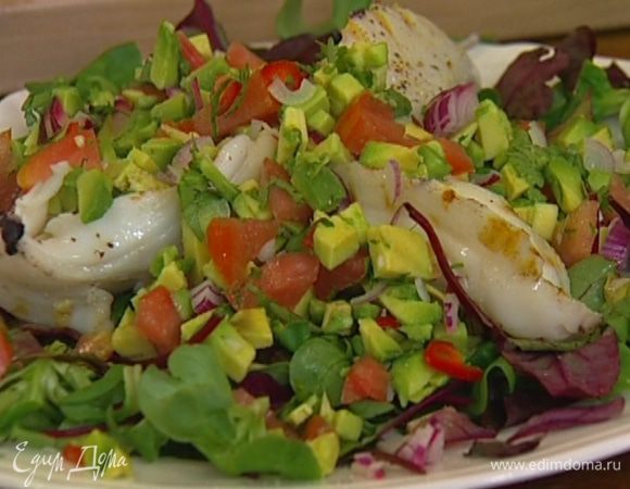 Сверху разложить оставшиеся порубленные овощи, еще раз слегка посолить и поперчить, сбрызнуть оставшимся оливковым маслом и лимонным соком.