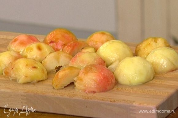 Персики залить кипятком, затем обдать холодной водой, снять с них кожицу и, разрезав пополам, удалить косточки.