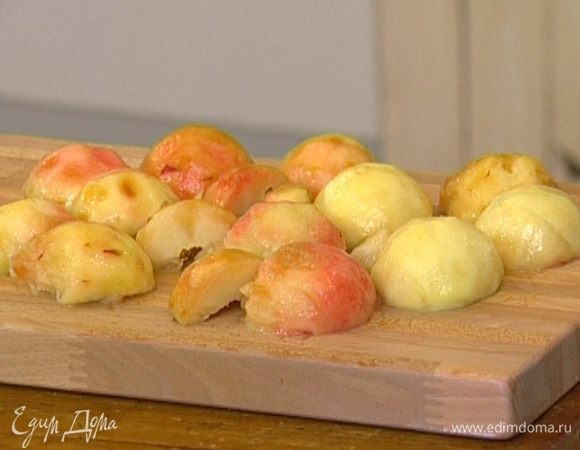 Персики залить кипятком, затем обдать холодной водой, снять с них кожицу и, разрезав пополам, удалить косточки. 