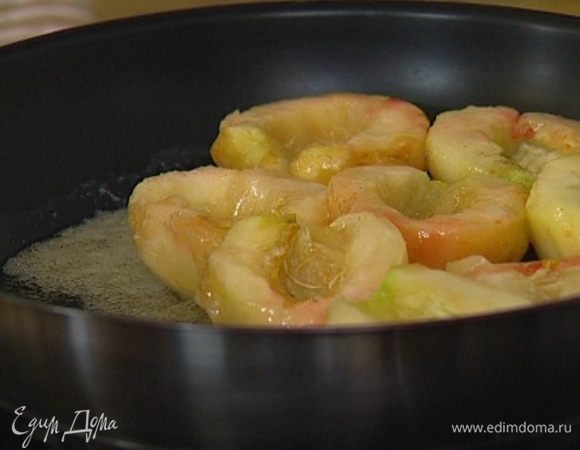 Персики плотно уложить в карамель разрезом вверх, присыпать оставшимся сахаром и минут семь томить на небольшом огне. 