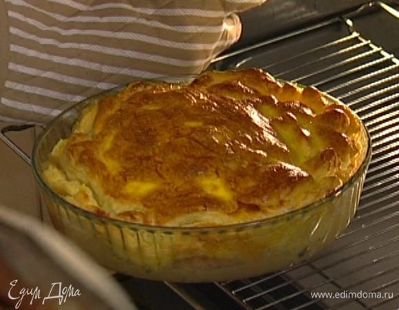 Желток соединить с молоком, слегка взбить вилкой и смазать пирог в конце выпекания. 