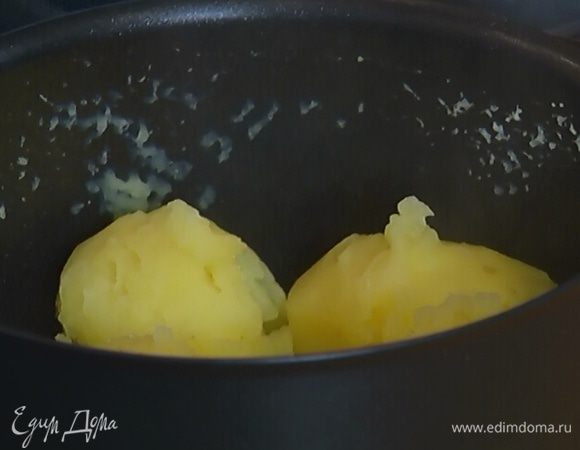 Картофель почистить и замочить на некоторое время в воде, затем отваривать в течение 10 минут.