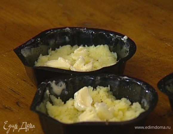 Невысокие формочки для выпечки смазать сливочным маслом, присыпать солью и перцем. Отваренный картофель натереть на крупной терке, выложить в формочки, прижимая слегка пальцами