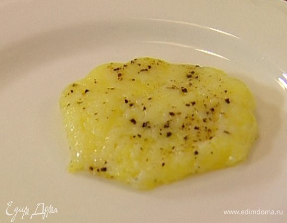 Посолить и поперчить, сверху положить по кусочку сливочного масла и запекать в разогретой духовке 10–15 минут.