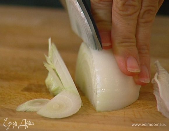 Лук почистить и нарезать полукольцами.