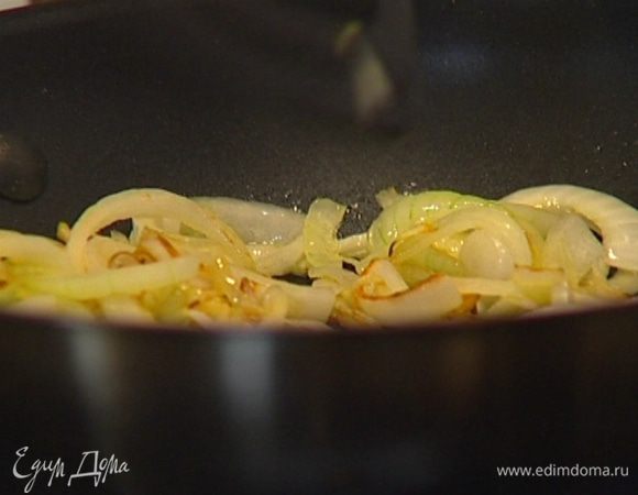 Разогреть в сковороде 2 ст. ложки оливкового масла и обжарить лук до прозрачности.