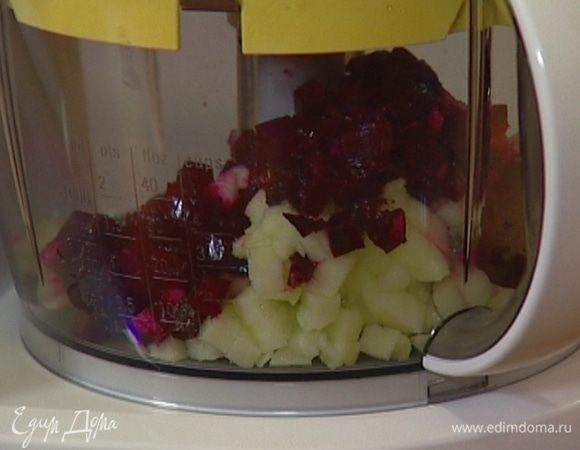Яблоко и свеклу почистить и нарезать кубиками.