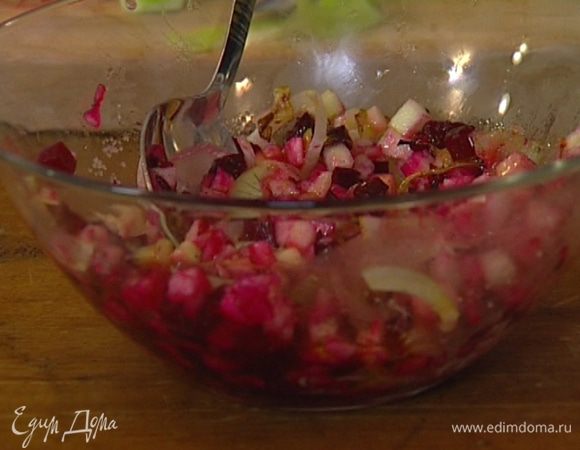 Приготовить заправку: яблоко и запеченную свеклу почистить и нарезать кубиками, добавить поджаренный лук, яблочный уксус, сахар, 2–3 ст. ложки оливкового масла, посолить, поперчить и перемешать.