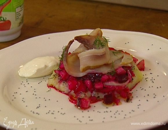 Вынуть пропеченные картофельные блинчики из формочек на тарелку, присыпать их маком, сверху разложить яблочно-свекольную заправку, кусочки рыбы, присыпать укропом. Подавать со сметаной.