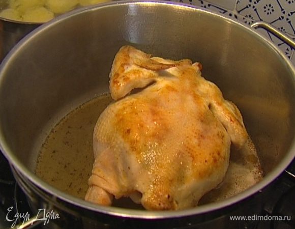 В кастрюле с тяжелым дном растопить 1 ст. ложку сливочного и 2 ст. ложки оливкового масла, обжарить курицу с обеих сторон и вынуть из кастрюли. 