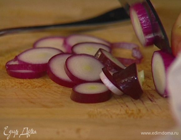 Лук почистить и порезать полукольцами.