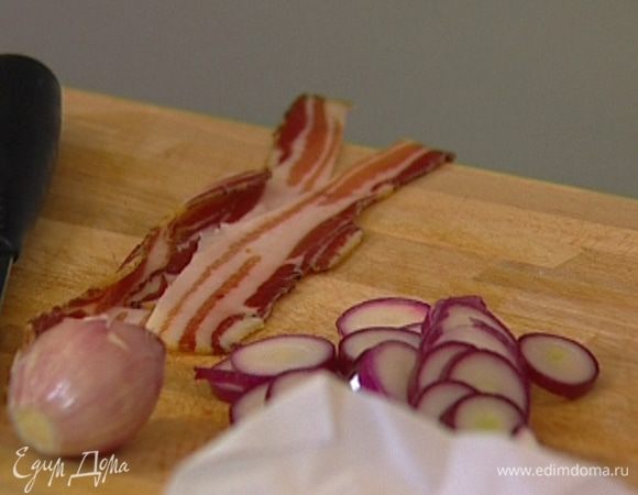 Бекон нарезать небольшими полосками.