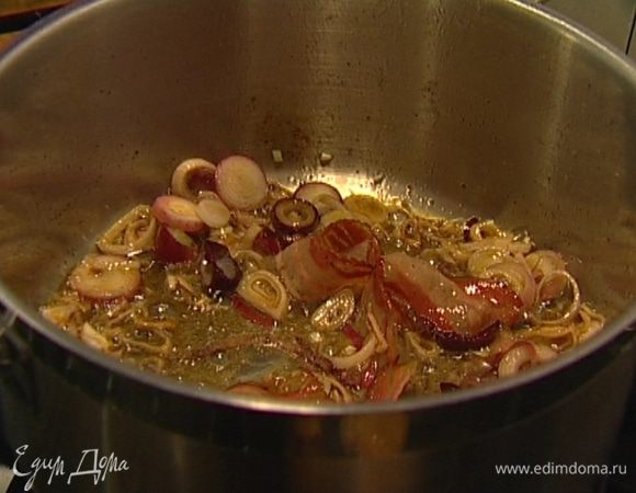 Отправить лук и бекон в кастрюлю, добавить листья с двух веточек розмарина, поперчить, посолить и обжарить до золотистого цвета. 