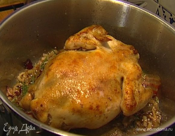 Вернуть курицу в кастрюлю, влить сидр, накрыть крышкой и томить около часа на медленном огне, перевернув 1 раз. 