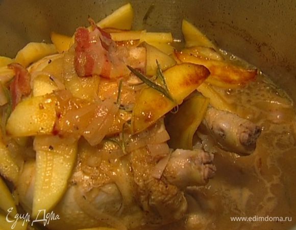 Когда курица будет готова, добавить в кастрюлю яблоки, потомить еще 5 минут, присыпать оставшимися листьями розмарина и подавать.