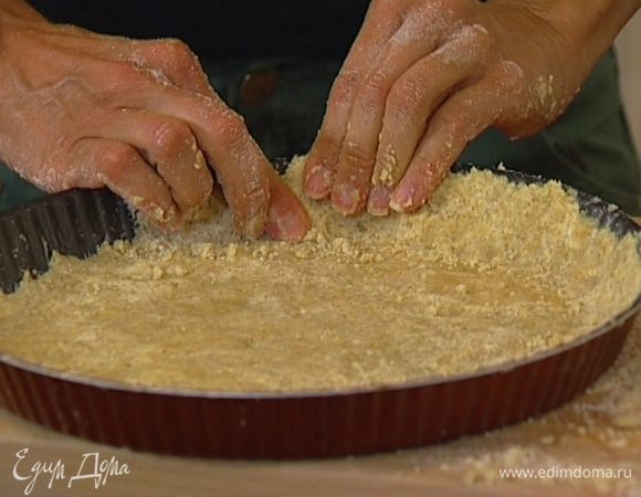 В невысокую, смазанную оставшимся маслом форму для выпечки выложить тесто, распределяя его равномерно по дну формы, сделать бортик. 