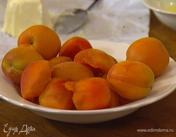 Абрикосы разрезать пополам, удалить косточки. 