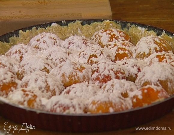 Плотно уложить половинки абрикосов на тесто срезом вниз, присыпать сахарной пудрой и выпекать в разогретой духовке 45 минут.