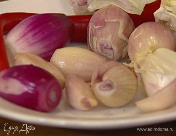 Лук почистить.