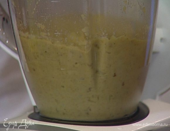 Четверть баклажанов оставить нарезанными кубиками, остальные взбить в блендере вместе с оливковым маслом, 1 ст. ложкой лимонного сока и листьями тимьяна. 