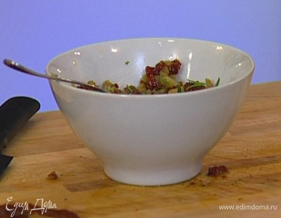 Измельчить 6 вяленых помидоров, смешать с кубиками баклажанов, добавить кинзу и розмарин.