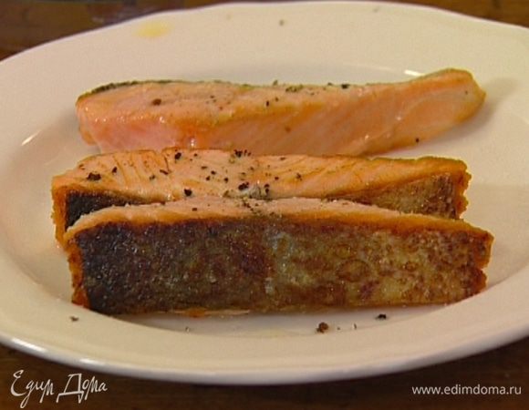 Филе семги нарезать полосками и обжаривать на разогретой сковороде по 1–2 минуты с каждой стороны. Сбрызнуть соком лимона, посолить и поперчить. 