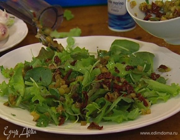 Выложить на тарелку салатный микс, посолить и поперчить, сбрызнуть оставшимся оливковым маслом и лимонным соком. 