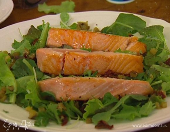 Разложить сверху кубики баклажана с помидорами и кусочки поджаренной рыбы.