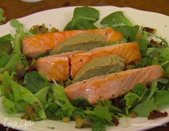 Из Из баклажанного пюре сформировать что-то похожее на большие ньокки и положить 2–3 штуки рядом с рыбой.