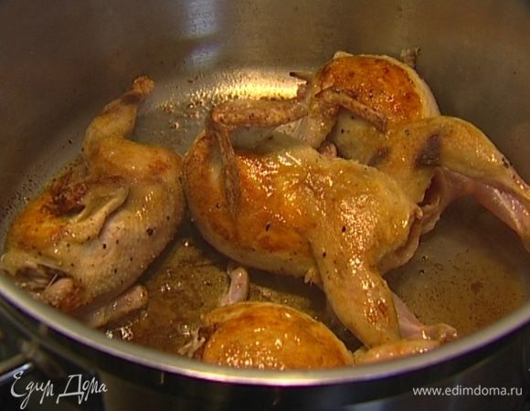 Растопить в тяжелой кастрюле 1 ст. ложку сливочного масла и обжарить перепелок до золотистого цвета со всех сторон.