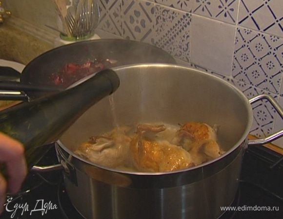 Добавить вино, гречку, перемешать, влить 100 мл воды, накрыть кастрюлю крышкой и тушить 20 минут.