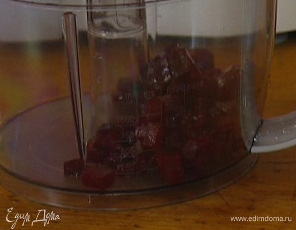 Свеклу уложить в карман из фольги, слегка посолить и поперчить, сбрызнуть оливковым маслом и запекать в разогретой духовке около часа, затем почистить и нарезать маленькими кубиками.