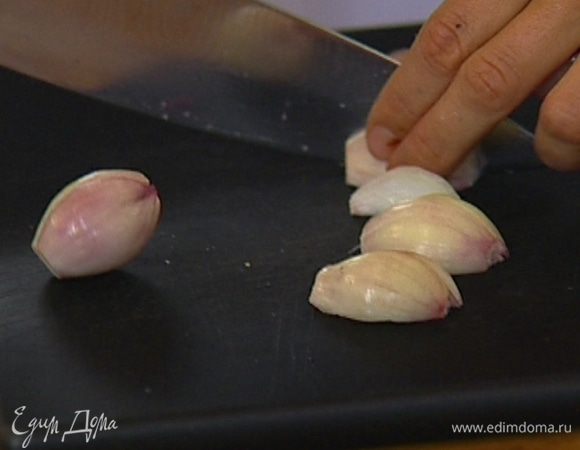 Лук-шалот почистить и мелко порубить.