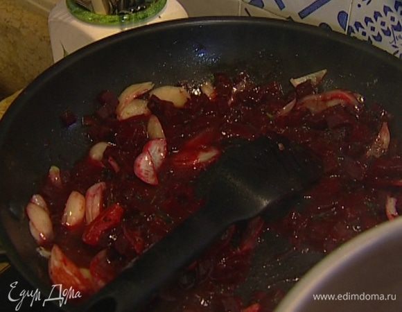 Приготовить соус: разогреть в сковороде 1 ст. ложку сливочного и 1 ст. ложку растительного масла и обжарить лук до прозрачности, добавить свеклу, сахар, измельченный руками чили, соус Ткемали, щепотку соли, перемешать и снять с огня.